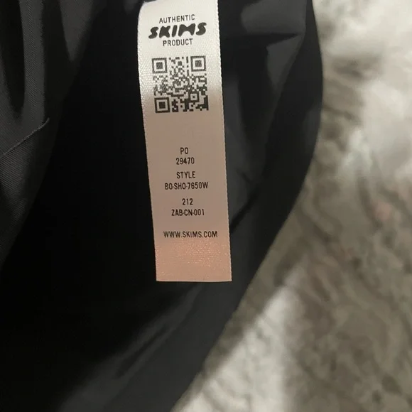 SKIMS hip enhancing padded shorts authentic size S - Picture 4 of 6